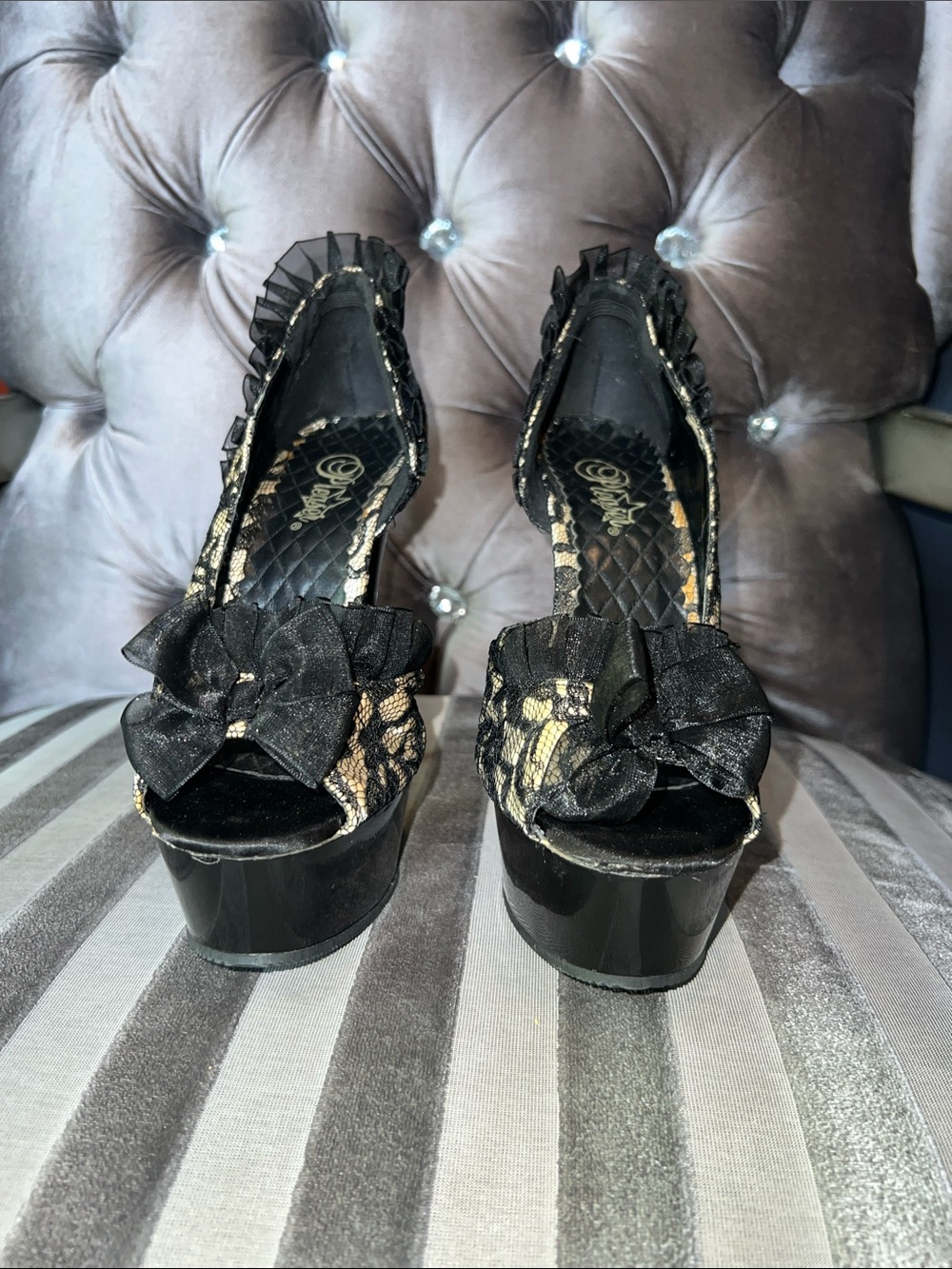 👠 VINTAGE Pleaser Lovers Lane Lace Bow Platform Heels sz 11 🖤 - Picture 8 of 9